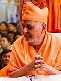  Swamishri greets devotees with 'Jai Swaminarayan'