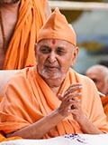  Swamishri greets devotees with 'Jai Swaminarayan'
