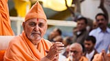  Swamishri greets devotees with 'Jai Swaminarayan'