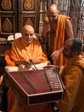 Swamishri sanctifies a santoor