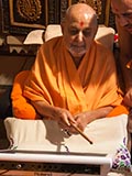 Swamishri sanctifies an octapad