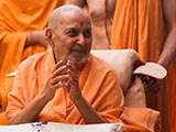  Swamishri greets devotees with 'Jai Swaminarayan'