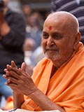 Swamishri greets devotees with 'Jai Swaminarayan'