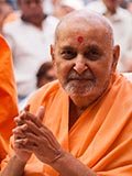  Swamishri greets devotees with 'Jai Swaminarayan'