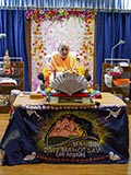  Swamishri performs his morning puja
