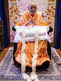  Sadhus honor Swamishri with garlands