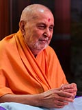  HH Pramukh Swami Maharaj arrives for Thakorji's darshan at 10:46 am