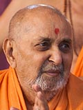  Swamishri greets devotees with 'Jai Swaminarayan'