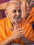  Swamishri greets devotees with 'Jai Swaminarayan'