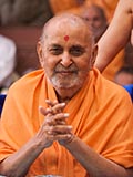  Swamishri greets devotees with 'Jai Swaminarayan'
