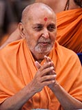  Swamishri greets devotees with 'Jai Swaminarayan'