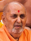  Swamishri greets devotees with 'Jai Swaminarayan'