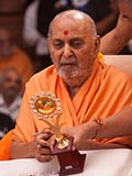  Swamishri sanctifies a trophy
