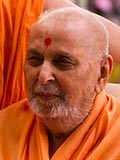  Swamishri greets devotees 