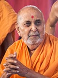  HH Pramukh Swami Maharaj arrives for Thakorji's darshan at 11:09 am