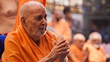  Swamishri greets devotees with 'Jai Swaminarayan'