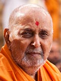  Swamishri greets devotees with 'Jai Swaminarayan'