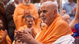  Swamishri greets devotees with 'Jai Swaminarayan'