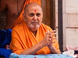 Swamishri greets devotees with 'Jai Swaminarayan'
