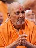  Swamishri greets devotees with 'Jai Swaminarayan'