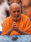 Swamishri greets devotees with 'Jai Swaminarayan'