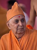  Swamishri greets devotees with 'Jai Swaminarayan'