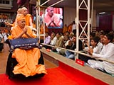  Devotees from Bhavada and Chari doing darshan of Swamishri