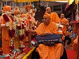  Swamishri performs pujan of murtis for Bhavada Mandir