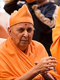  Swamishri greets devotees with 'Jai Swaminarayan'