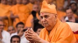  Swamishri greets devotees with 'Jai Swaminarayan'
