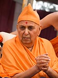  Swamishri greets devotees with 'Jai Swaminarayan'