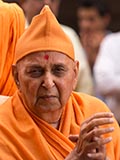  Swamishri greets devotees with 'Jai Swaminarayan'