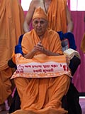  HH Pramukh Swami Maharaj arrives for Thakorji's darshan at 12:37 pm