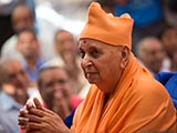  Swamishri greets devotees with 'Jai Swaminarayan'