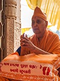  Swamishri greets sadhus with 'Jai Swaminarayan'