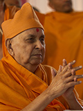  HH Pramukh Swami Maharaj arrives for Thakorji's darshan at 11:15 am