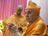  Swamishri greets devotees with 'Jai Swaminarayan'