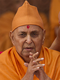 Swamishri greets devotees with 'Jai Swaminarayan'