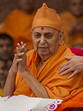  Swamishri greets devotees with 'Jai Swaminarayan'