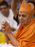  Swamishri greets devotees with 'Jai Swaminarayan'