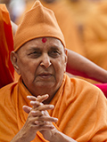  Swamishri greets devotees with 'Jai Swaminarayan'