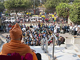  Devotees doing darshan of Swamishri