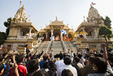 Swamishri greets devotees with 'Jai Swaminarayan'