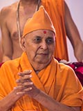  HH Pramukh Swami Maharaj arrives for Thakorji's darshan at 11:13 am