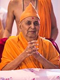  Swamishri greets devotees with 'Jai Swaminarayan'