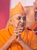  Swamishri greets devotees with 'Jai Swaminarayan'