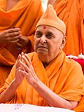  Swamishri greets devotees with 'Jai Swaminarayan'