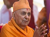  Swamishri greets devotees with 'Jai Swaminarayan'