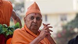 Swamishri greets devotees with 'Jai Swaminarayan'
