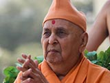  Swamishri greets devotees with 'Jai Swaminarayan'